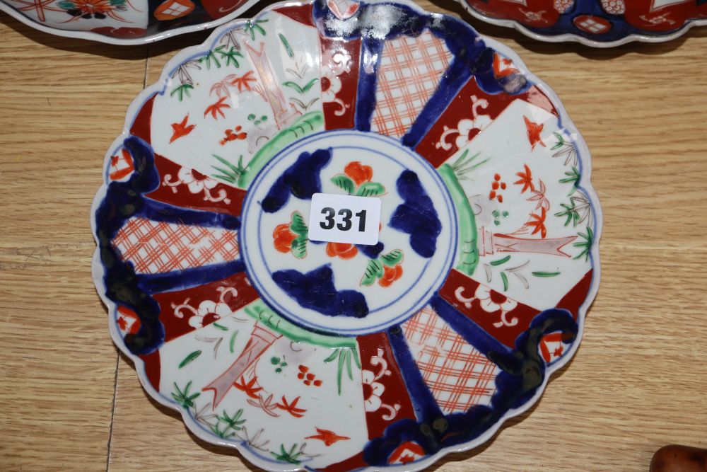Five Japanese Imari dishes, diameter 22cm
